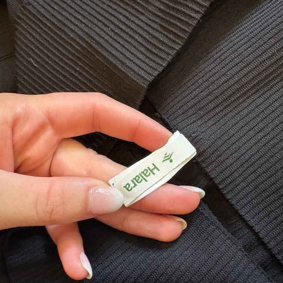 HALARA Soft Seamless Flow Ribbed High Waisted Tummy Control Yoga 7/8 Leggings - Picture 4 of 8